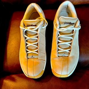 Womens JORDAN tennis shoes. 9.5